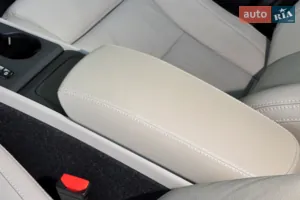 Центральный кожаный подлокотник с розеткой и USB, а задний подлокотник с двумя подстаканниками